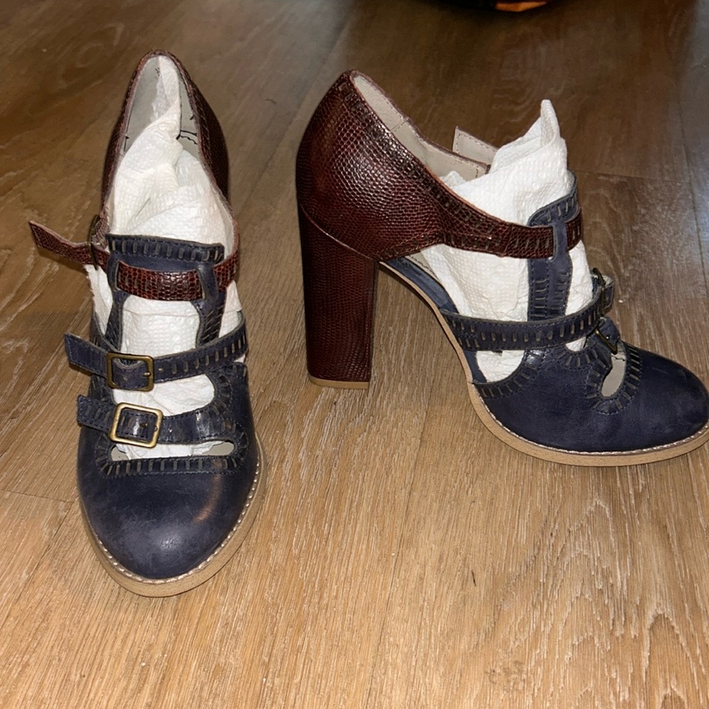 Cute leather block heel. Brown and navy blue